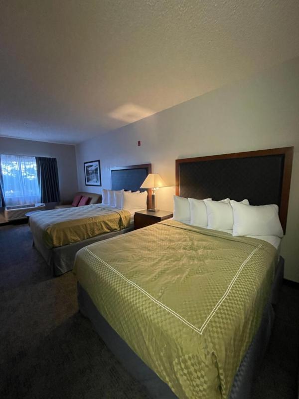 Queen Room with Two Queen Beds - Non-Smoking image 2