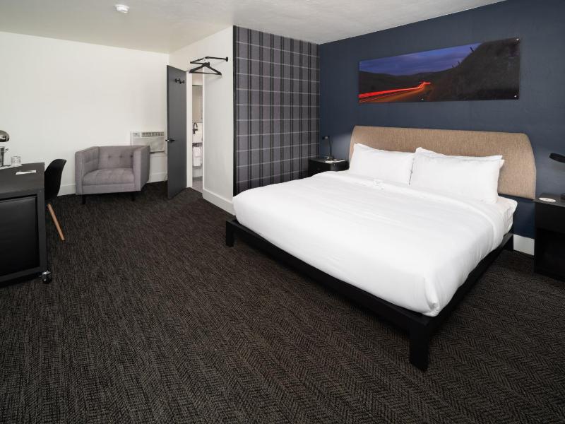King Room with Pool View image 1