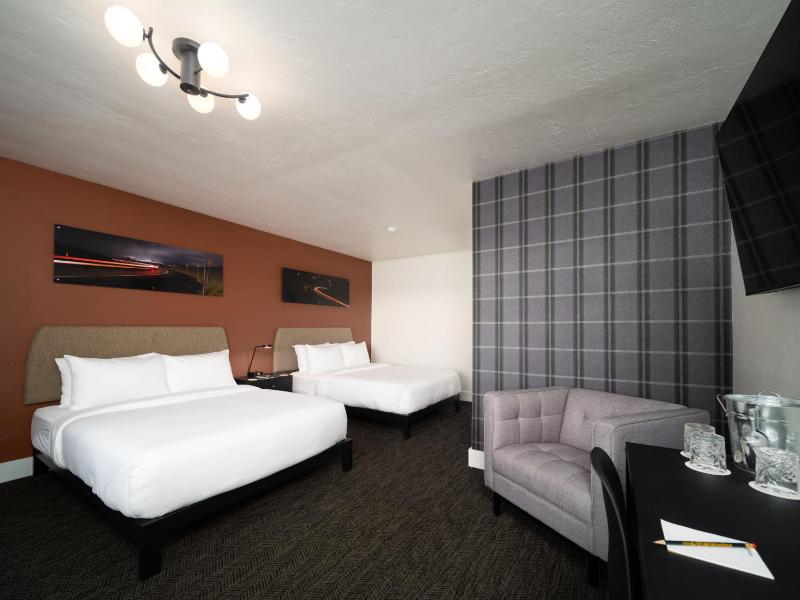 Queen Room with Two Queen Beds image 4