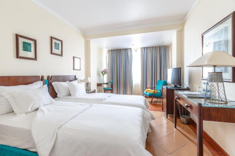 Superior Twin Room image 4