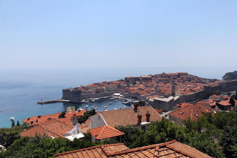 One-Bedroom Apartment with Terrace and Sea View image 3