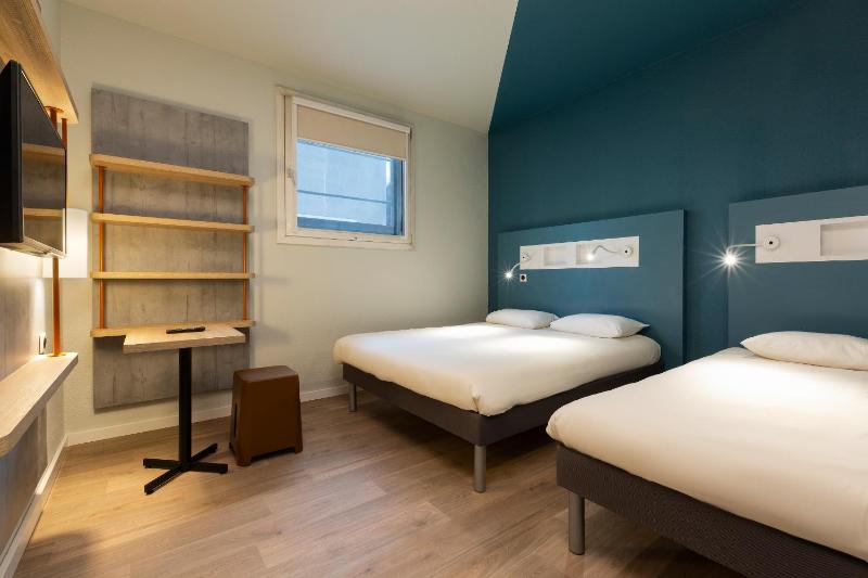 Classic Room with One Double Bed and One Single Bed image 1