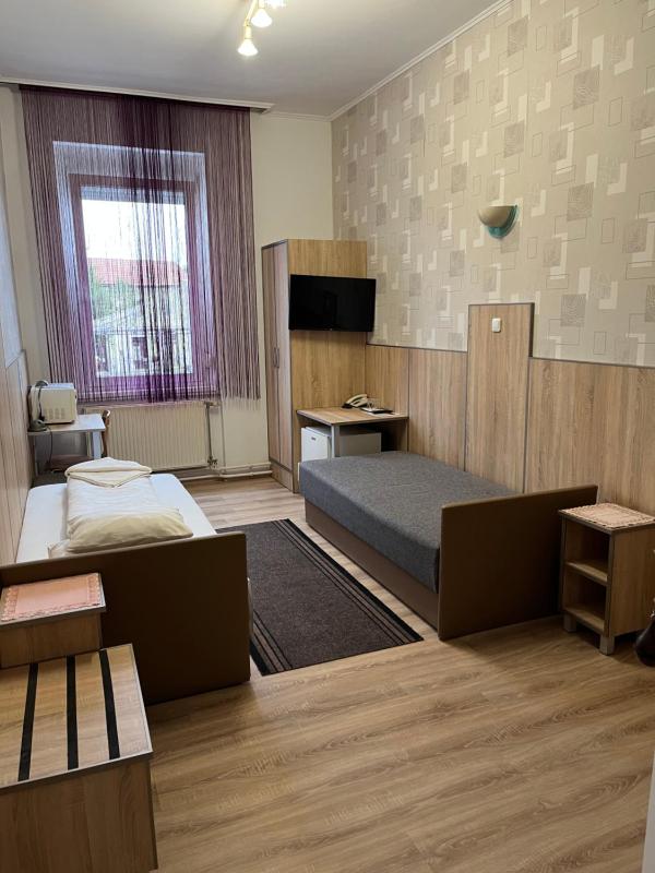 Twin Room with Bathroom image 1
