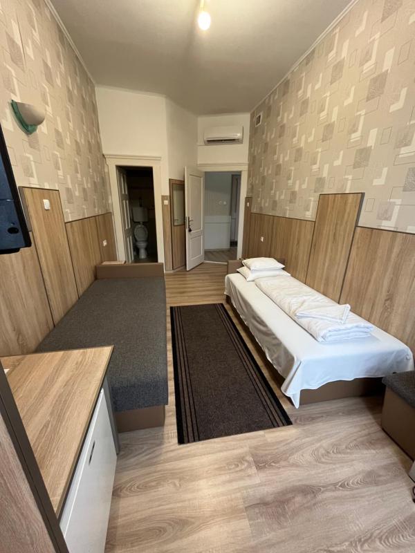 Twin Room with Bathroom image 4