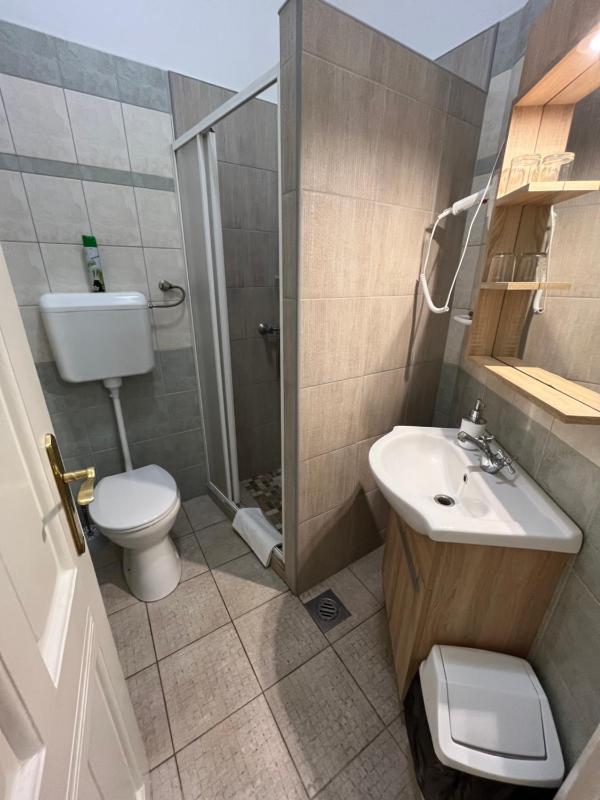 Twin Room with Bathroom image 3