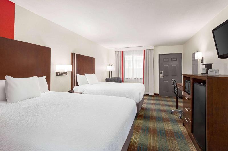 Queen Room with Two Queen Beds - Non-Smoking image 4