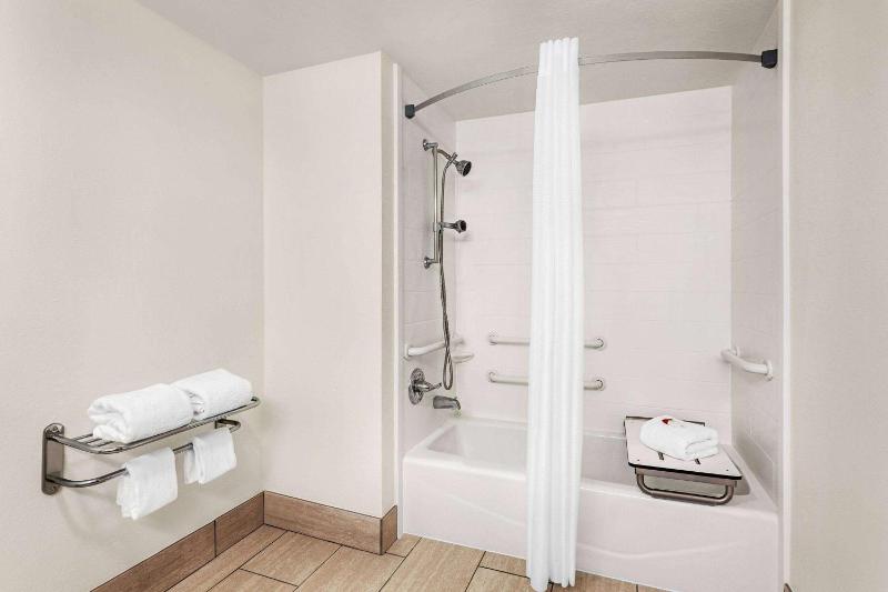 King Room with Bath Tub - Mobility/Hearing Accessible - Non-Smoking image 3