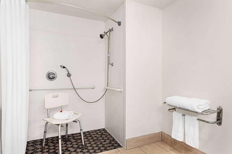 King Room with Bath Tub - Mobility/Hearing Accessible - Non-Smoking image 2