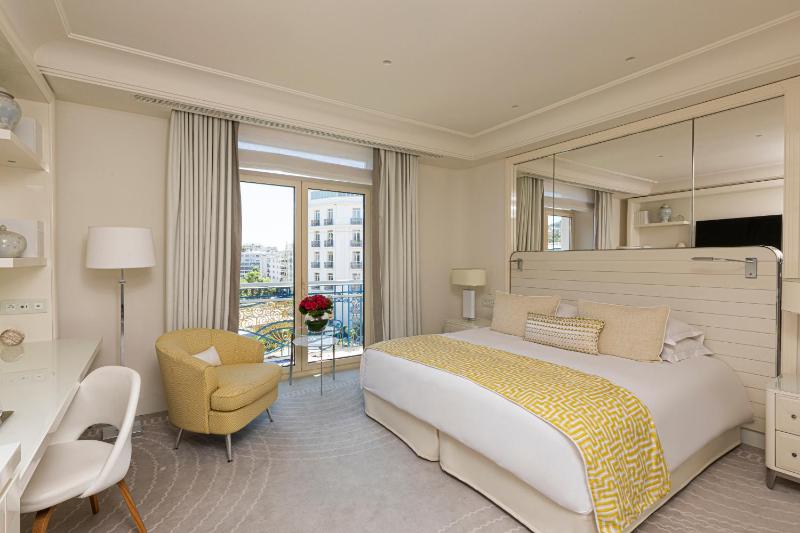 Deluxe King Room image 4