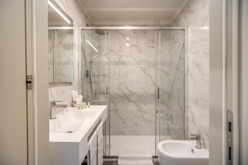 Double or Twin Room image 4