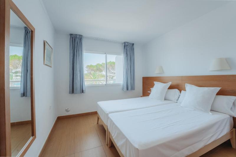 One-Bedroom Apartment with Sea View image 3