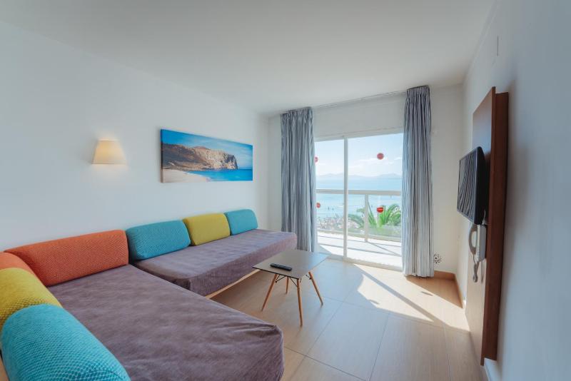 One-Bedroom Apartment with Sea View image 1