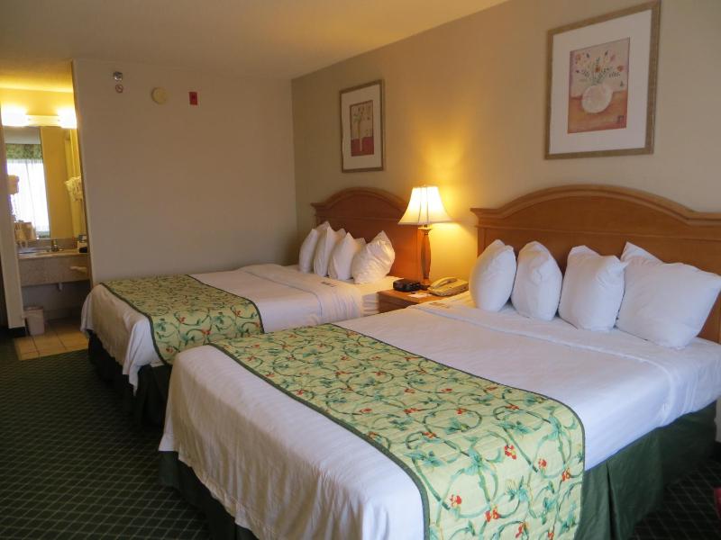 Queen Room with Two Queen Beds - Non-Smoking image 2