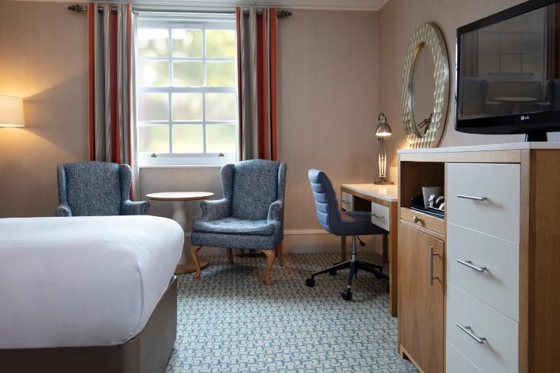 Classic Twin Room image 4