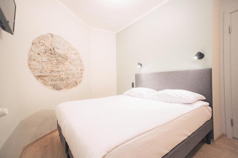 Basement Double Room image 3