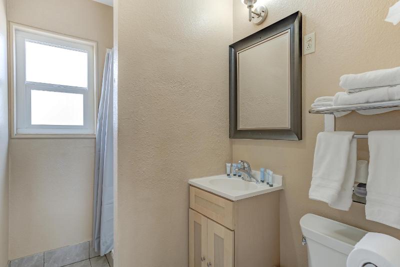 Queen Room image 2