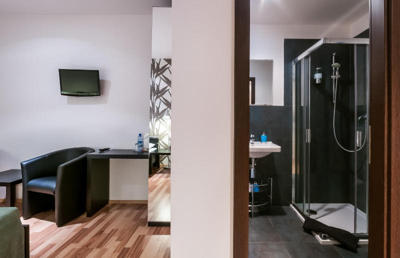 Double or Twin Room image 3