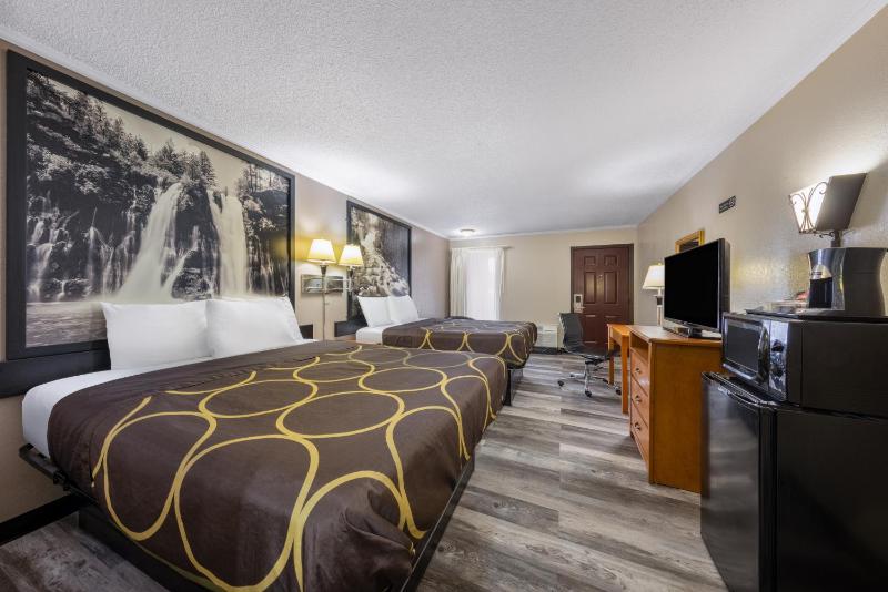 Queen Room with Two Queen Beds - Non-Smoking image 4