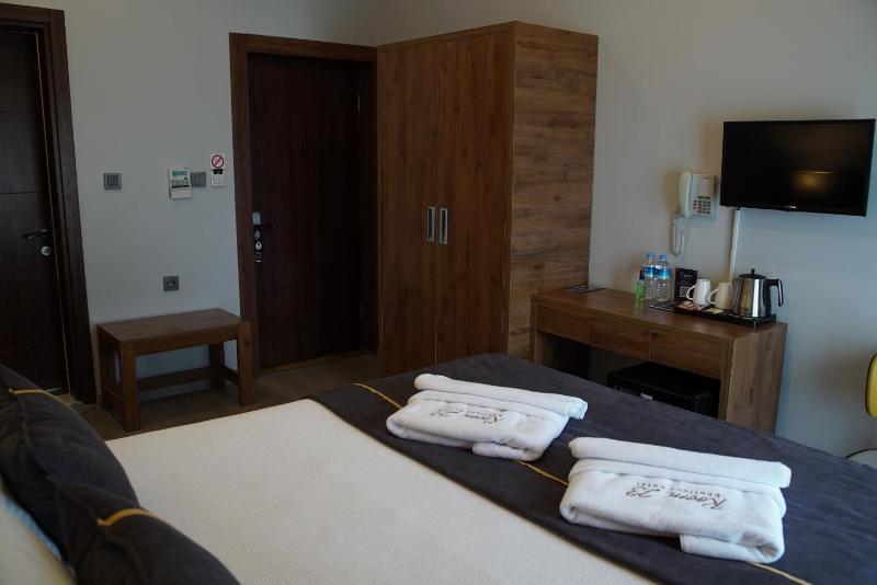 Double Room with Sea View image 4