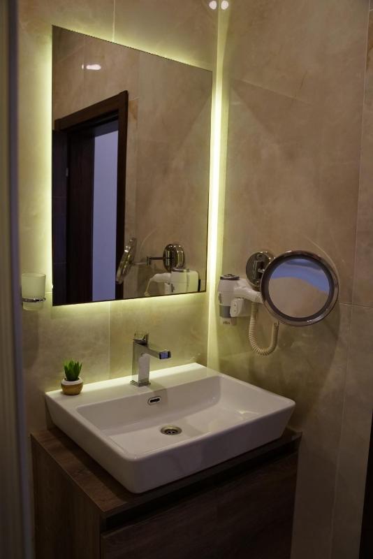 Double Room with Sea View image 3