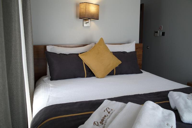 Single Room with Sea View image 4