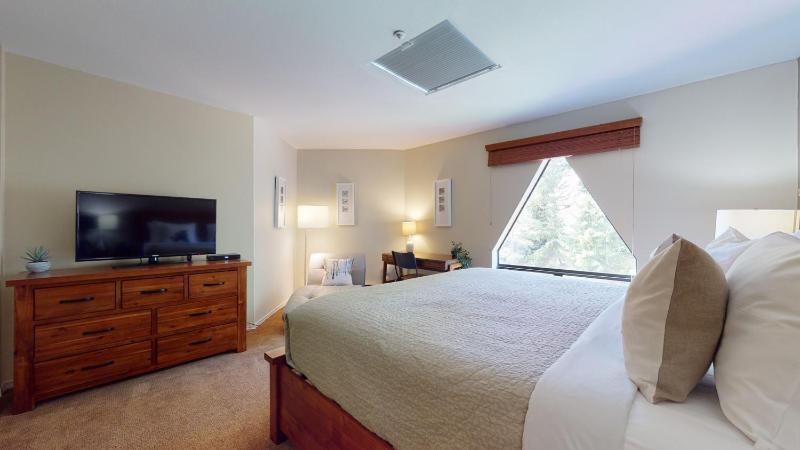 2BR | Ironwood | Fireplace | Common Area Hot Tub | Private Patio | Parking - image 11
