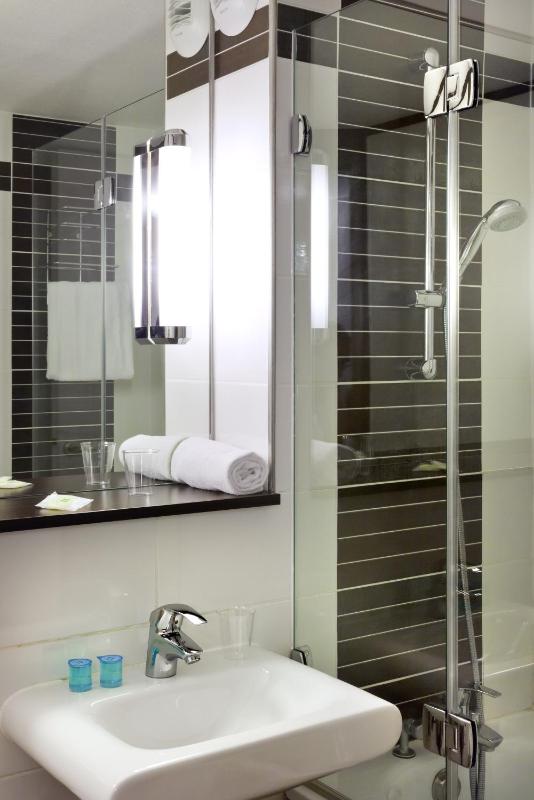 Standard Twin Room image 3