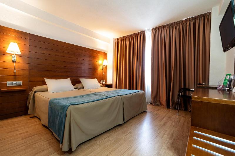 Twin Room with Patio View image 1