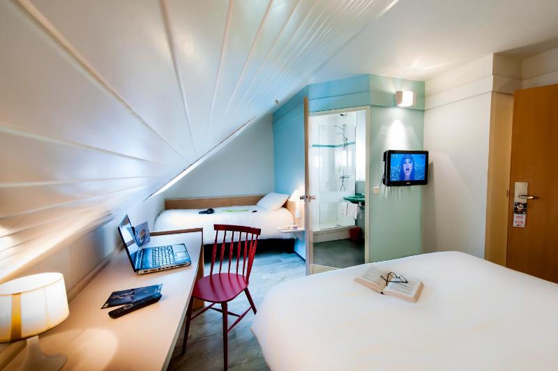 Standard Room with one double and one single bed image 3