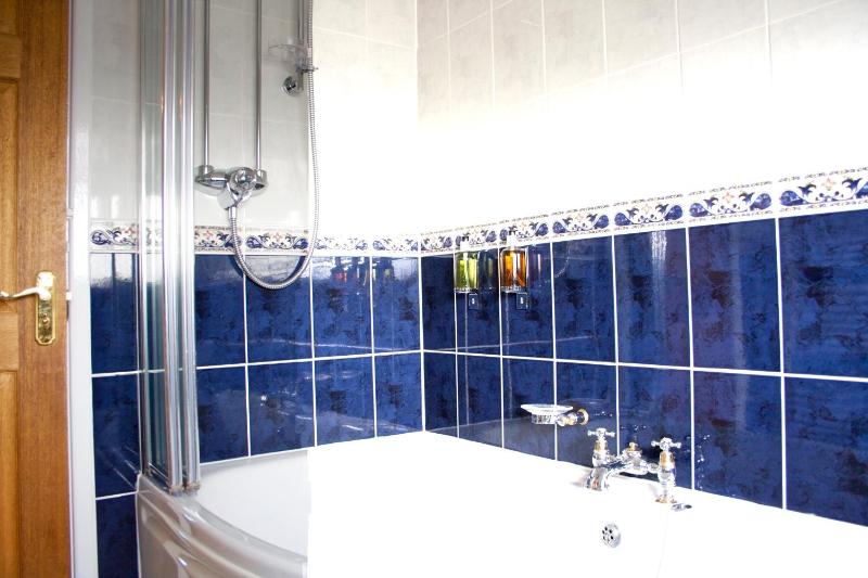 Triple room with separate private bathroom image 4