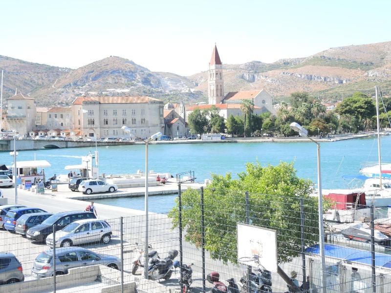 King Suite with Balcony image 3