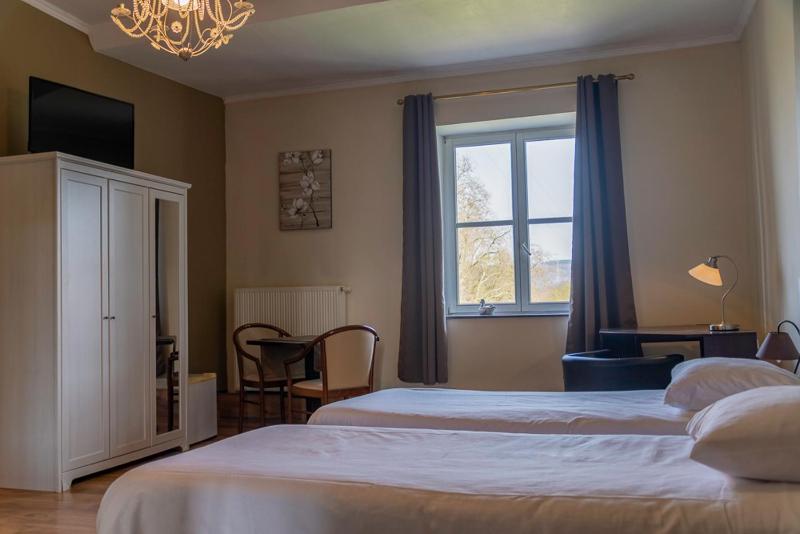 Budget Double Room image 3