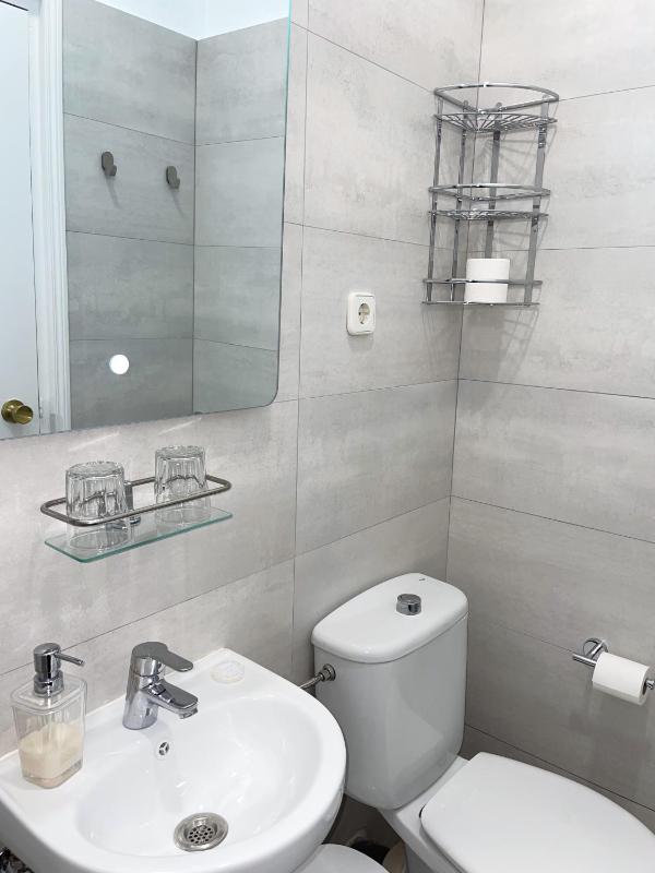 Twin Room with Private Bathroom image 4