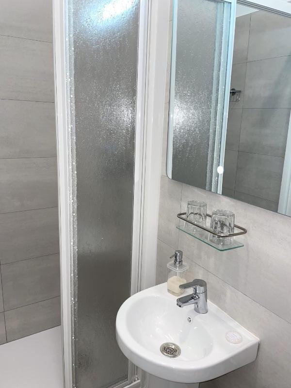 Twin Room with Private Bathroom image 3