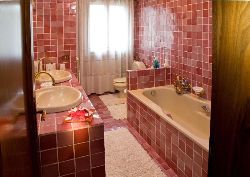 Double or Twin Room with Private External Bathroom image 2
