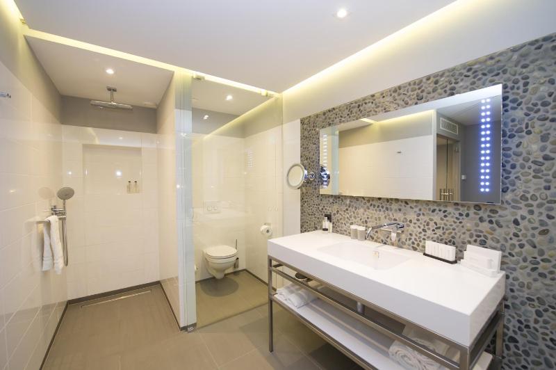 East Suite image 3