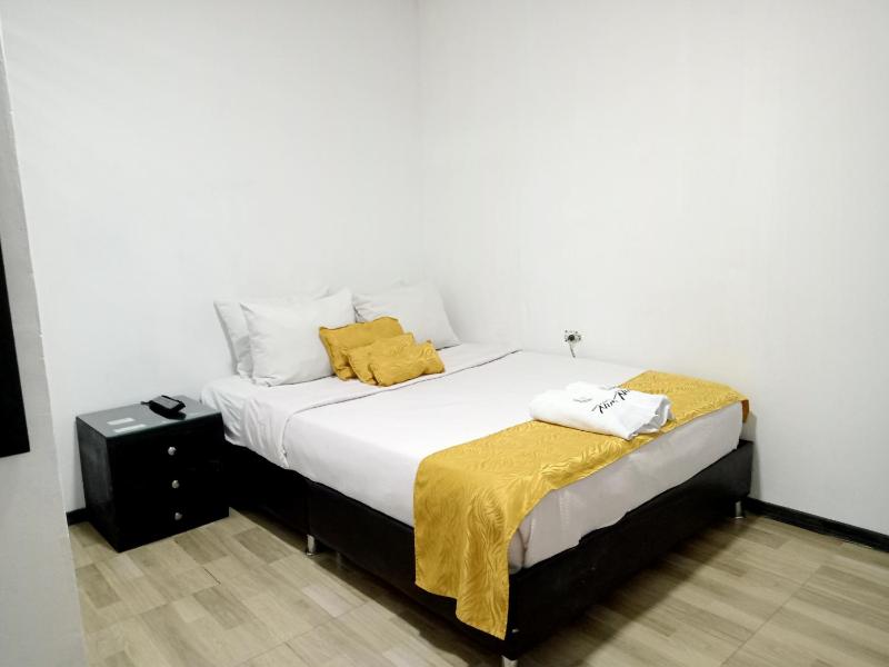 Standard Double Room with Shared Bathroom image 2
