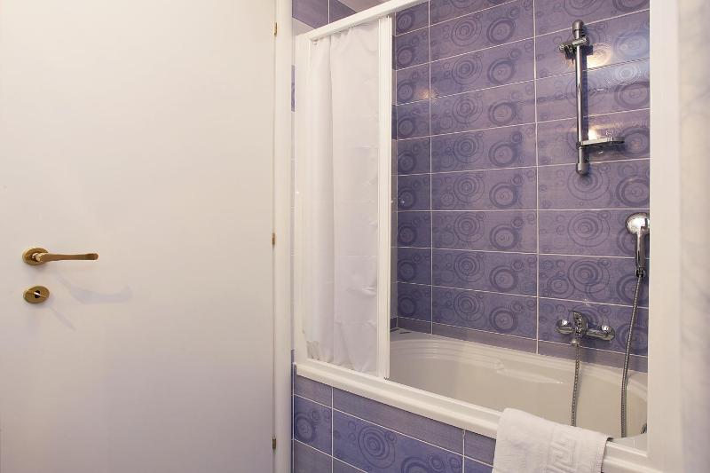 Double Room with Shared Bathroom image 2