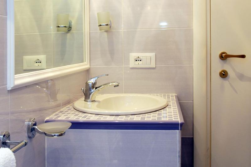 Double Room with Shared Bathroom image 4