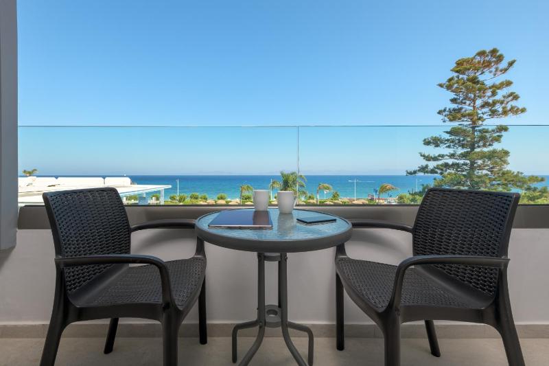 Superior Twin Room with Sea View image 4