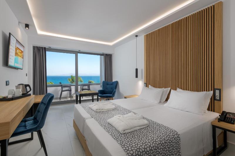 Superior Twin Room with Sea View image 3