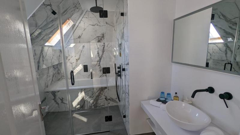 Deluxe Double Room with Partial Sea View image 1