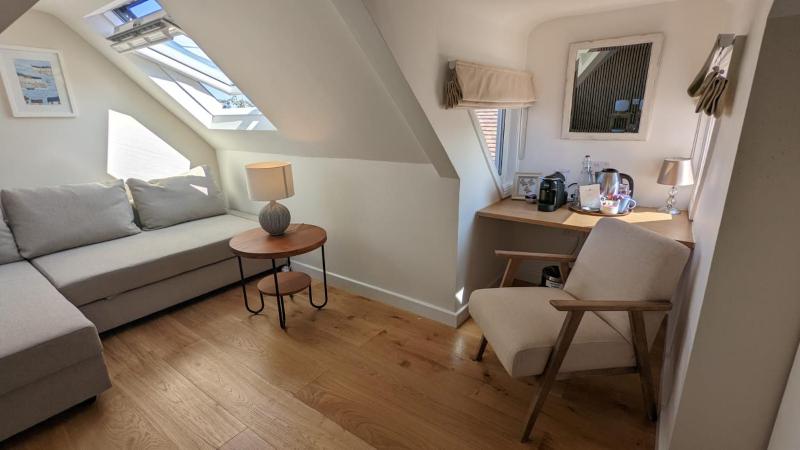 Deluxe Double Room with Partial Sea View image 4