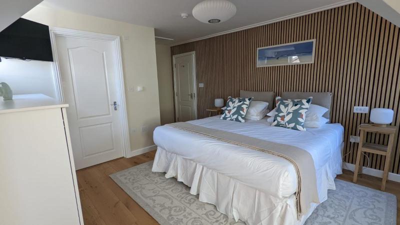 Deluxe Double Room with Partial Sea View image 3