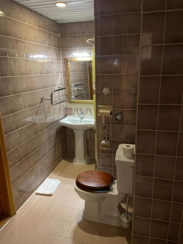Twin Room image 4