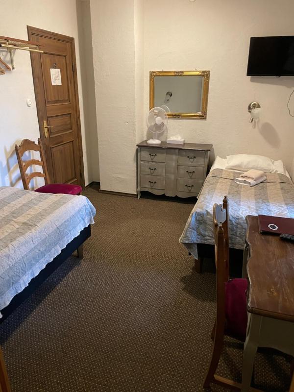 Twin Room image 3