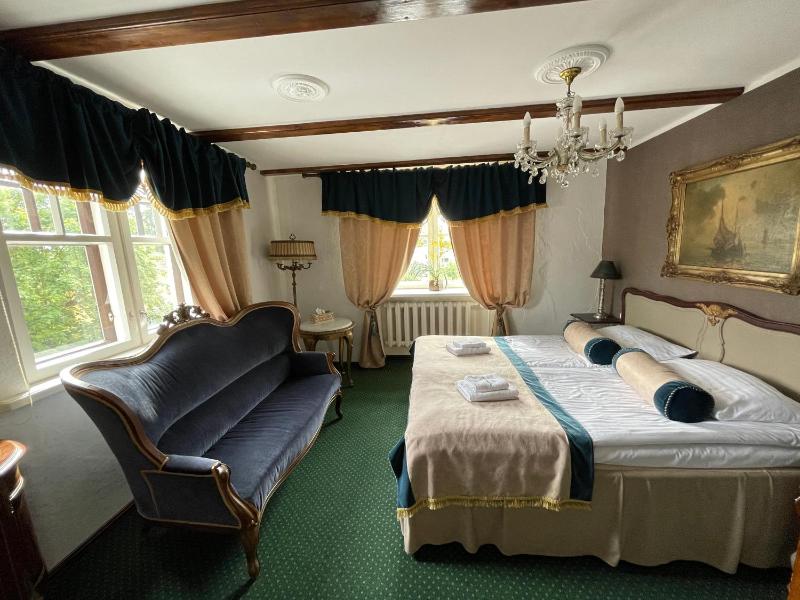 Deluxe Double or Twin Room image 4