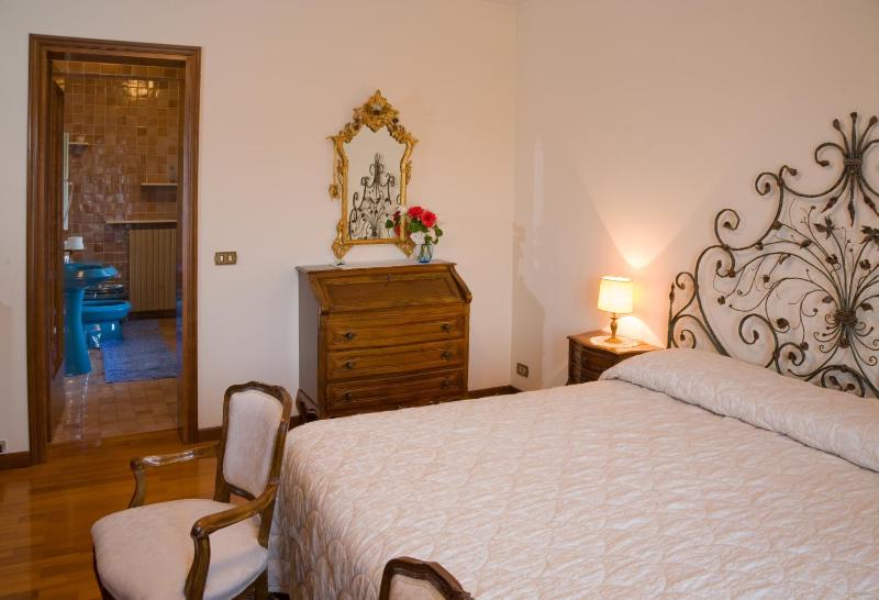 Deluxe Double Room image 3