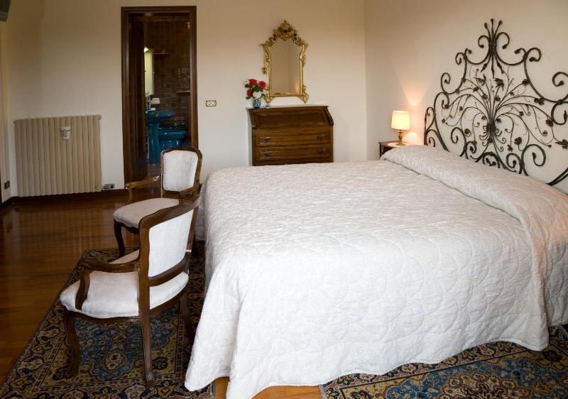 Deluxe Double Room image 2