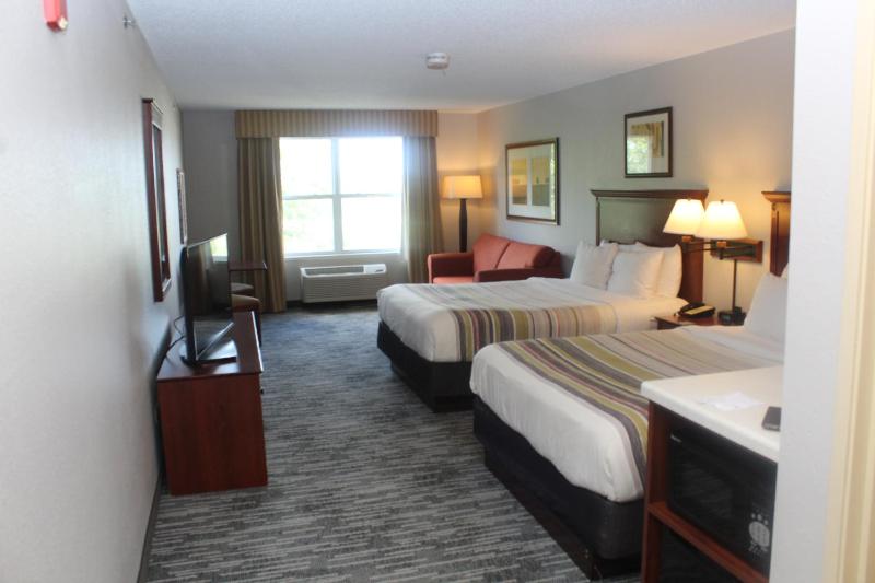Queen Room with Two Queen Beds and Sofa Bed image 2